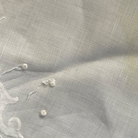 VTG Bread Basket Cloth Napkin Liner White Embroidered (STAINS) - Picture 6 of 7